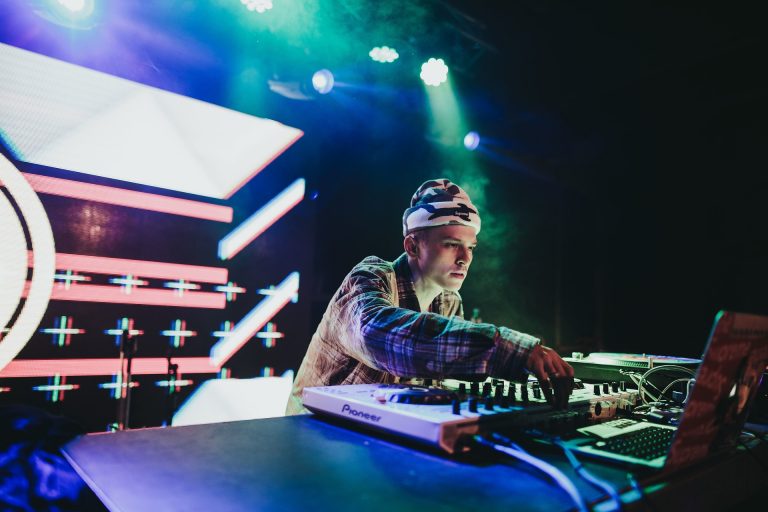 3 Benefits Of Listening To EDM For Your Mind